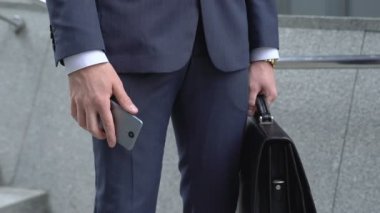 İşadamı kötü haber smartphone, umutsuz durum, iflas öğrenir