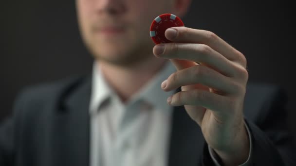 Giovane Maschio Gettando Chip Del Casinò Rosso Mano Possibilità Opportunità — Video Stock