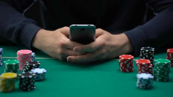 Jugador Masculino Apostando Aplicación Del Teléfono Inteligente Mesa Fichas Casino — Vídeo de stock