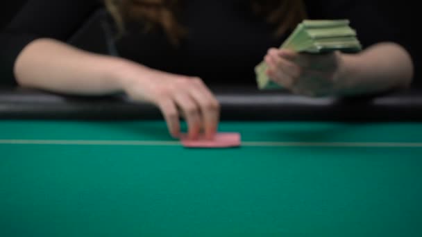 Femme Regardant Les Cartes Mettant Des Dollars Sur Table Casino — Video