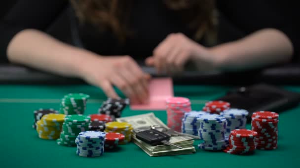 Dipendenti Gioco Donna Apertura Portafoglio Vuoto Deluso Spreco Denaro — Video Stock