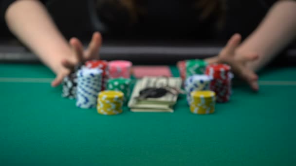 すべてのカジノのチップを賭ける女性ポーカー プレーヤーを信じる危険な戦略の成功 — ストック動画