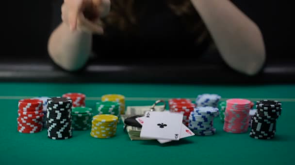 女性を示すエースのペア すべてのカジノのチップとお金を取って ゲームの勝者 — ストック動画