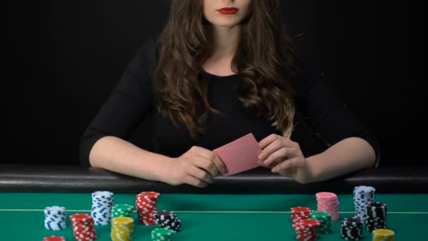 Upprörd Kvinnliga Gamer Förlorande Poker Runda Dålig Hand Kasinomarker Bordet — Stockvideo