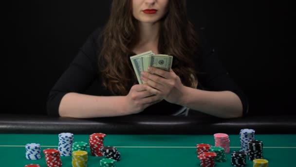 Szczęśliwa Kobieta Trzymając Kilka Dolarów Siedząc Tabeli Kasyno Gry Zwycięzca — Wideo stockowe