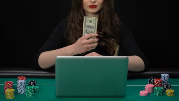 Online Kasino Pelaaja Tilalla Dollareita Käsissä Hymyillen Nainen Voittaa Palkinnon — kuvapankkivideo
