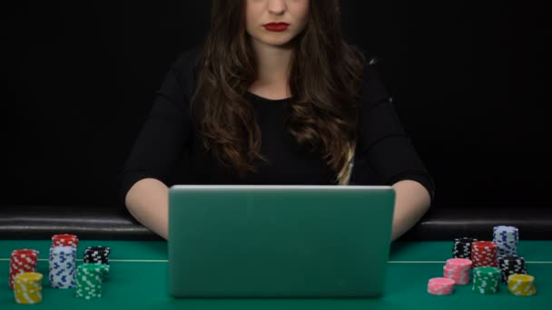 Игрок Онлайн Казино Делает Ставки Ноутбук Женщина Проигрывает Игру Зависимость — стоковое видео