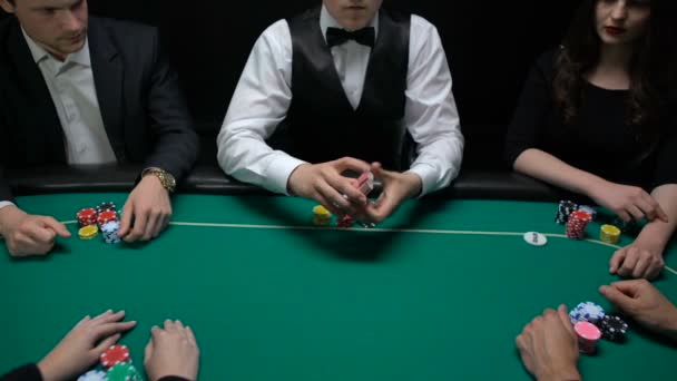 Casino Dealer Mescolando Distribuendo Carte Giocatori Controllano Combinazione — Video Stock