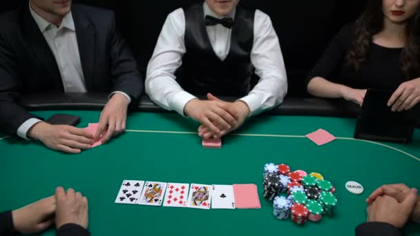Joueurs Casino Risqués Mettant Argent Clé Maison Sur Table Levant — Video