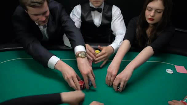 Jugadores Apostando Crupier Póquer Apareciendo Cartas Comunitarias Mesa Del Casino — Vídeo de stock