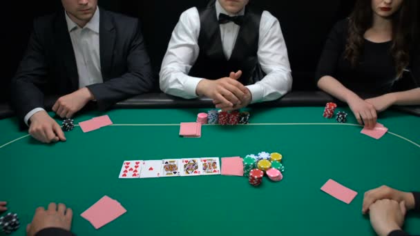 Rivenditore Poker Alzando Carte Giocatori Rischiosi Alzando Scommessa Torneo Hobby — Video Stock