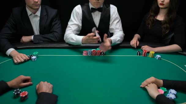 Profesionální Casino Dealer Šoupání Distribuci Hrací Karty Poker Hra — Stock video