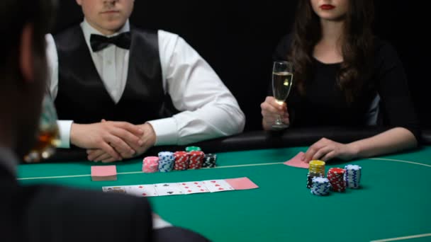 Coppia Ricca Che Beve Alcol Gioca Poker Matrimonio Convenienza — Video Stock