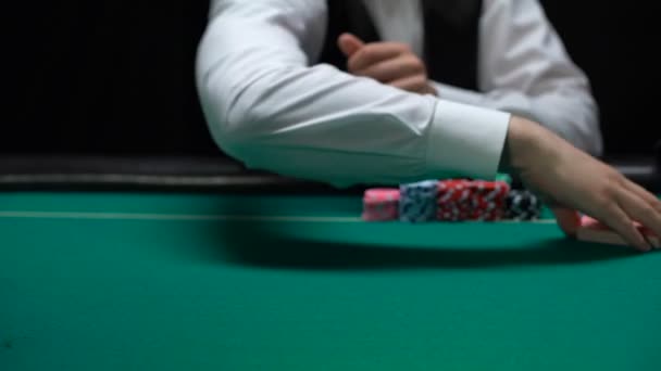 Repartidor Casino Barajando Jugadores Apostando Poniendo Fichas Dinero Mesa — Vídeo de stock