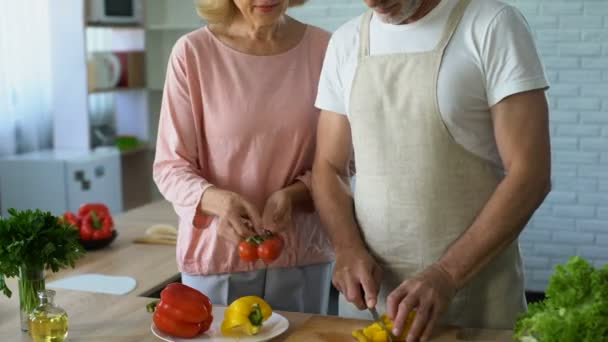 Esposa Anciana Abrazando Marido Tradición Cocina Familiar Relaciones Tiernas Amor — Vídeos de Stock