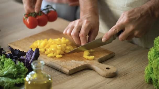 Hombre Mayor Cortando Pimiento Amarillo Sosteniendo Las Manos Esposa Tareas — Vídeos de Stock