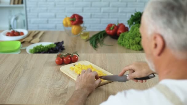 Juguetón Pareja Ancianos Cocinar Cena Verduras Casa Unión Familiar — Vídeos de Stock