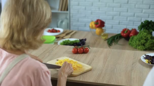 Senior Paar Flirten Tijdens Het Diner Koken Eigen Keuken Gelukkige — Stockvideo