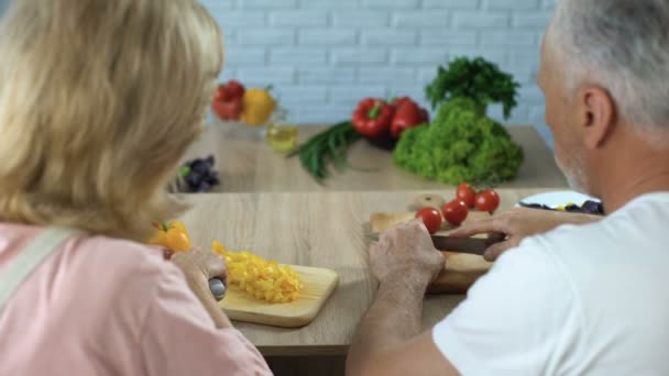 高齢者結婚カップル カット野菜の台所で一緒にディナーを料理 — ストック動画
