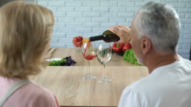 Casal Romântico Idoso Beber Vinho Juntos Casa Data Casamento Feliz — Vídeo de Stock