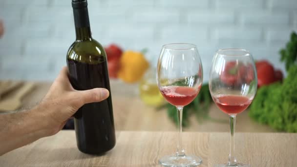 Esposo Sênior Derramando Vinho Copos Casal Idoso Durante Encontro Romântico — Vídeo de Stock
