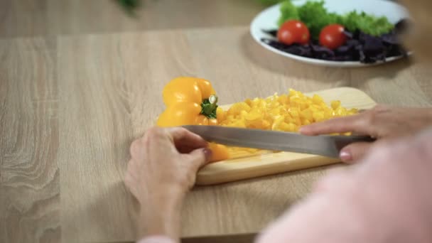 Strikt Teruggetrokken Dame Knippen Groenten Keuken Verbieden Man Naar Smaak — Stockvideo