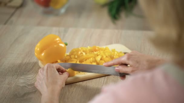 Mujer Cocinando Ensalada Verduras Cocina Marido Coqueta Tratando Probar Familia — Vídeos de Stock