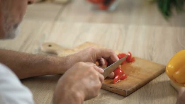 Feliz Pareja Ancianos Cortando Verduras Clases Cocina Intereses Comunes Coquetear — Vídeos de Stock