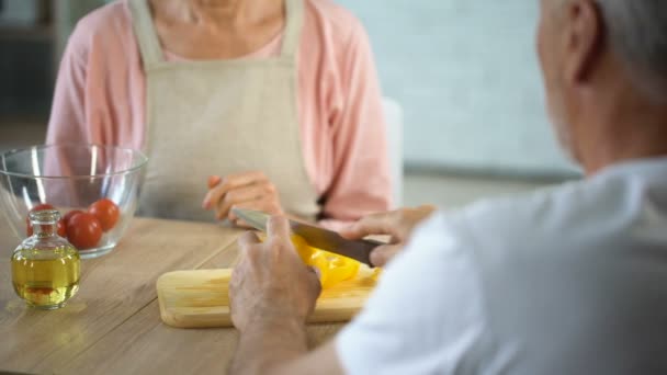 俏皮的女人做脸胡椒片 年长夫妇有乐趣在家 — 图库视频影像