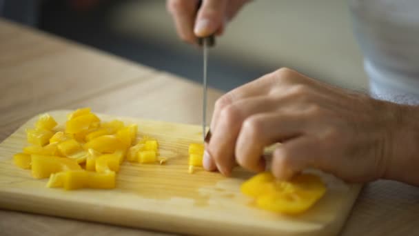 Liefhebbende Vrouw Knuffelen Uitgeschakeld Man Man Koken Familie Diner Thuis — Stockvideo