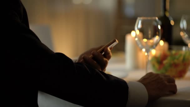 Κομψό Άνδρα Κύλιση Εφαρμογή Smartphone Περιμένοντας Την Ημερομηνία Στο Εστιατόριο — Αρχείο Βίντεο