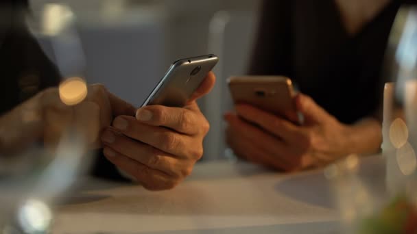 Couple Adulte Défilement Smartphones Lieu Date Romantique Dans Restaurant Ignorer — Video