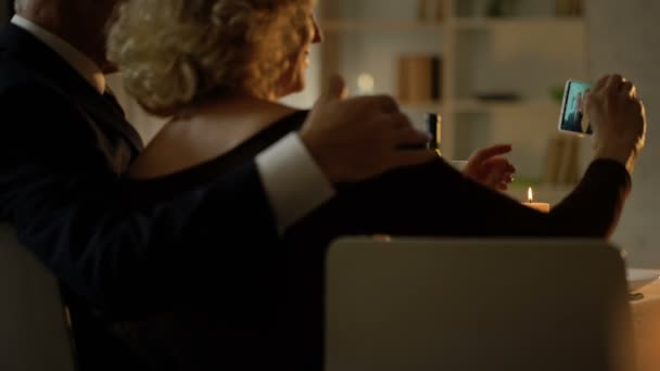 浪漫的老年情侣自拍 庆祝周年豪华餐厅 — 图库视频影像