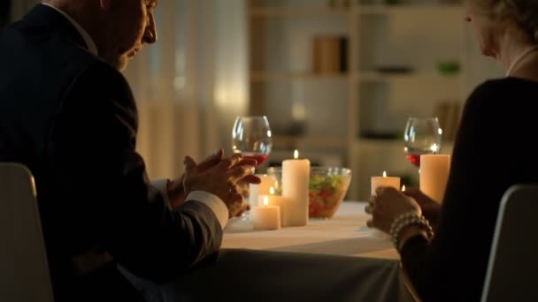 Pareja Casada Rezando Antes Comida Sentada Mesa Cena Acción Gracias — Vídeo de stock