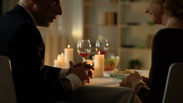 在餐厅浪漫约会的老人和女人说话和牵手 — 图库视频影像