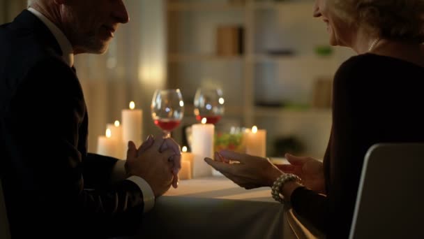 英俊的老人呈现礼物给优雅的夫人 约会夫妇在餐厅 — 图库视频影像