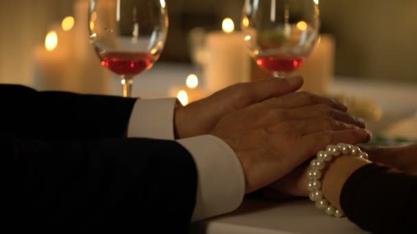 Homem Envelhecido Acariciando Mãos Esposa Casal Data Romântica Expressão Amor — Vídeo de Stock
