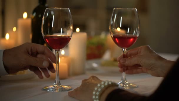 Елегантна Літня Дама Тости Пити Червоне Вино Романтичне Побачення Ресторані — стокове відео