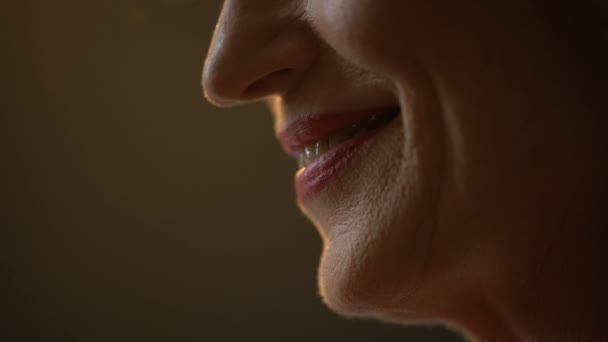 Віці Любляча Жінка Відправляє Поцілунок Коханцеві Кладе Руки Губи Ніжність — стокове відео