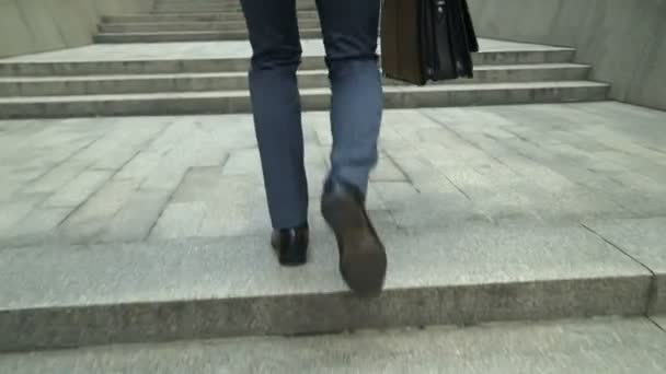 Empresario Con Maletín Diplomático Subiendo Escaleras Edificio Oficinas Carrera — Vídeo de stock