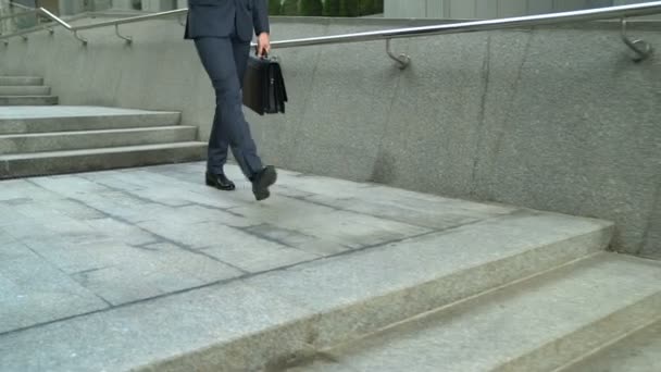 スマート フォン 一日の仕事の終わりを見て 階段を下りて歩くビジネスマン — ストック動画