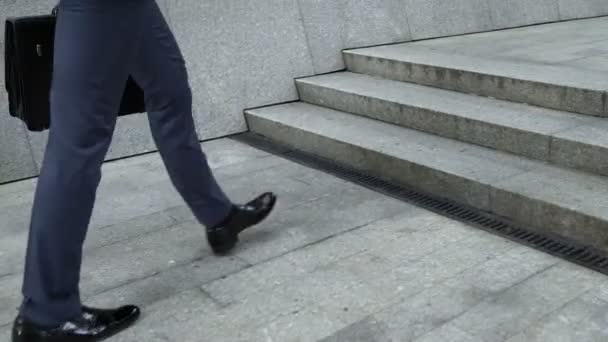 Бизнесмен Поднимается Лестнице Офисный Центр Карьерная Лестница Успех Продвижении — стоковое видео