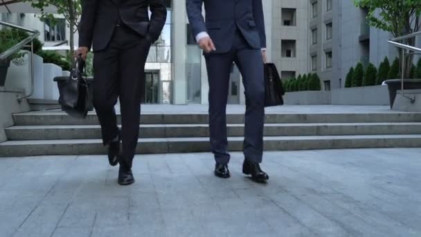 Colegas Yendo Juntos Cerca Del Centro Negocios Abogados Discutiendo Caso — Vídeo de stock