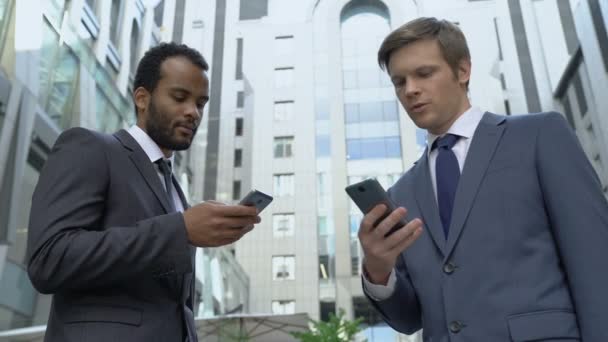 Two Businessmen Using Smartphones Exchanging Contacts Profitable Acquaintance — Stock Video