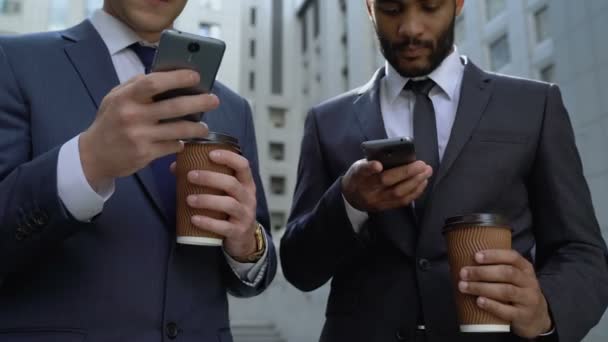 Drukke Mannen Controleren Nieuws Smartphones Bij Koffiepauze Werkgelegenheid Uur Dag — Stockvideo