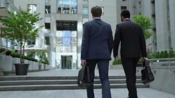 Collega Lopen Naar Office Center Zakelijk Project Samenwerking Bespreken — Stockvideo