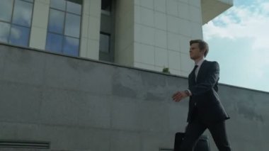 Kendine güvenen işadamı gidiş ofis binası, yoğun yaşam tarzı, başarıları