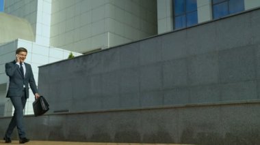 Mutlu işadamı sevinçle, başarılı kariyer, karlı yatırım dans