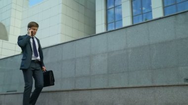 Başarısız olan sözleşme, sen aradıktan sonra kötü haber hakkında üzgün işadamı sorun