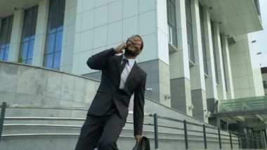 Adam son derece terfi konusunda şanslı ofis çalışanı başarı kutluyor mutlu
